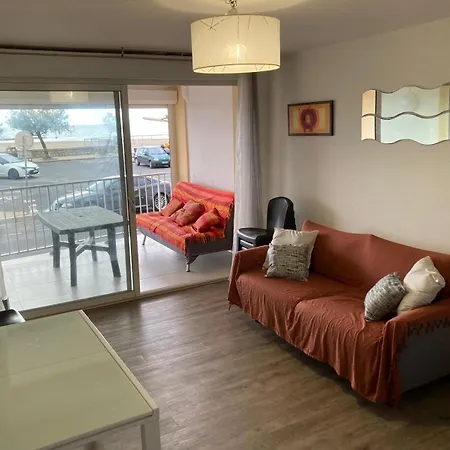 Grand En Bord De شقة